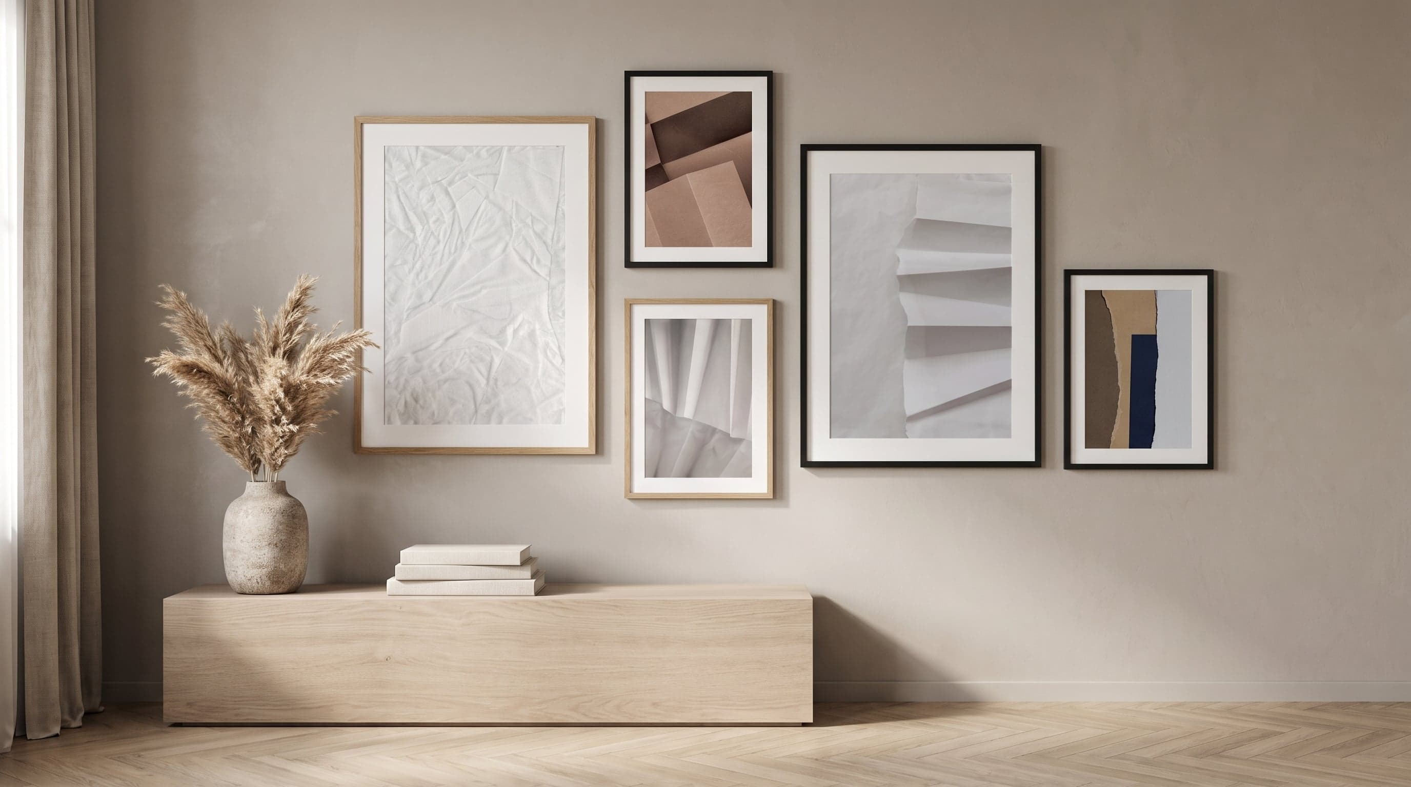 Gallerivägg med pappersstudier i olika ramar, ljus belyser textur och yta.