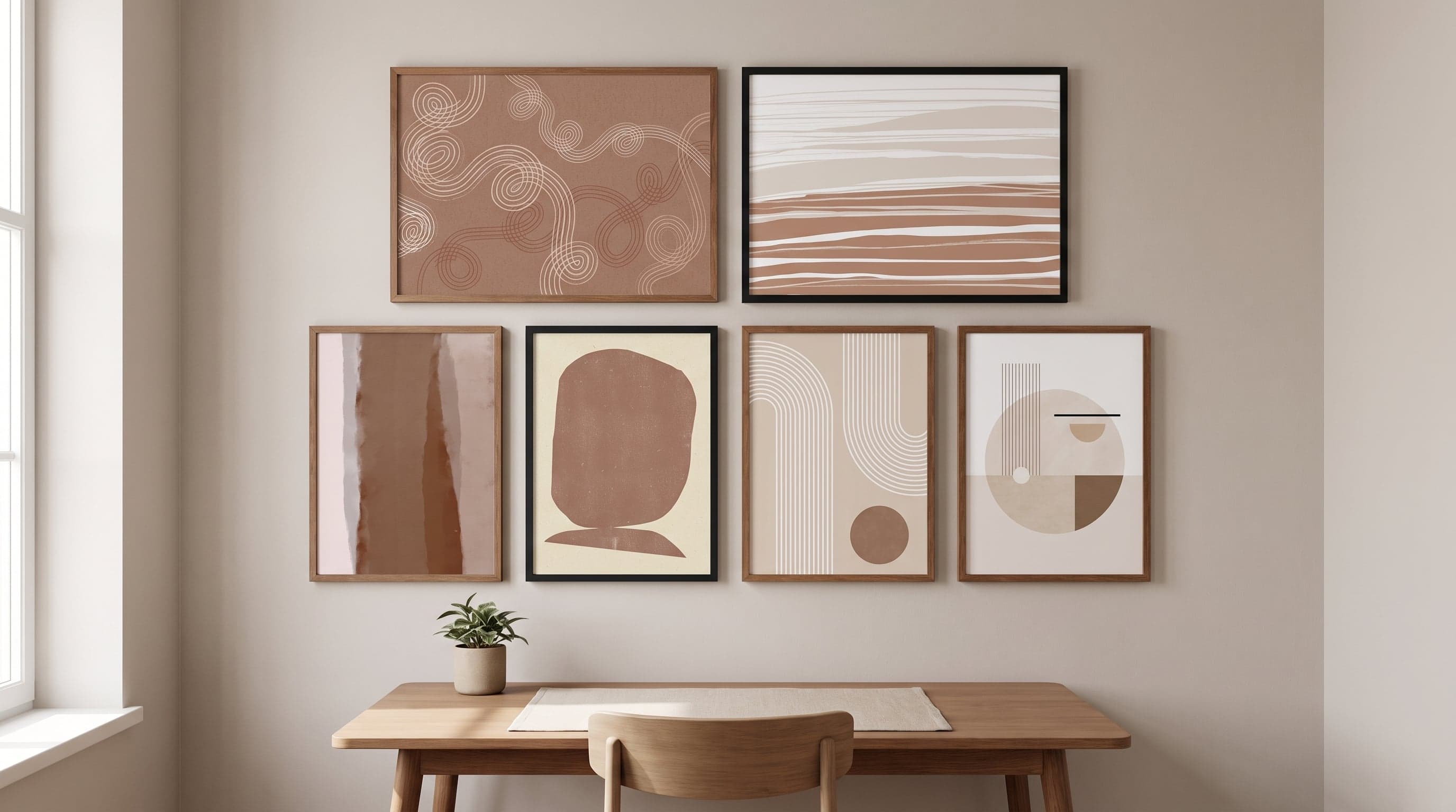 Lugn kontorsvägg med sex neutrala posters i dämpade jordtoner ovanför ett minimalistiskt skrivbord.